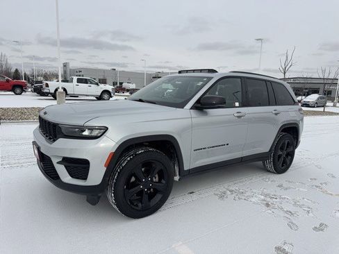 Certified 2023 Jeep Grand Cherokee Altitude image 3