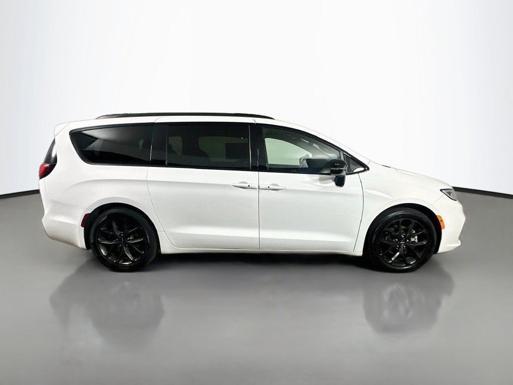 Used 2025 Chrysler Pacifica Limited FWD image 7