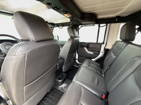 Used 2017 Jeep Wrangler Unlimited Sahara w/ Max Tow Package AWD/4WD image 18