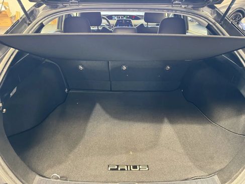 Used 2017 Toyota Prius Two w/ Preferred Accessory Package FWD image 8