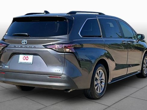 Used 2025 Toyota Sienna XLE FWD image 13