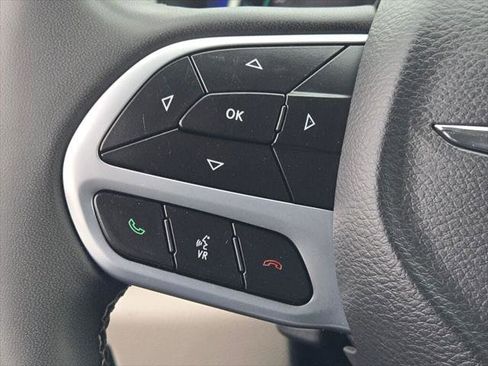 Certified 2024 Chrysler Pacifica Select image 26