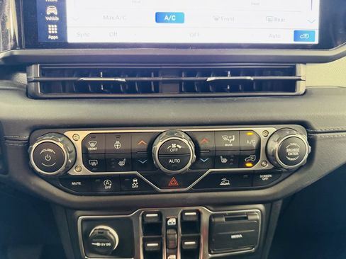 Used 2025 Jeep Wrangler Unlimited Sahara AWD/4WD image 16