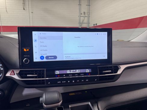 Used 2026 Toyota Sienna XLE FWD image 28