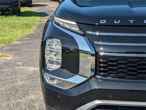 New 2025 Mitsubishi Outlander SE image 10