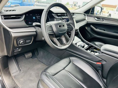 Used 2023 Jeep Grand Cherokee L Limited w/ Luxury Tech Group II AWD/4WD image 17