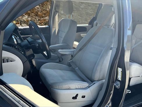 Used 2018 Dodge Grand Caravan SE w/ UConnect Hands-Free Group image 23