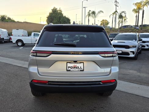 New 2025 Jeep Grand Cherokee Altitude image 4