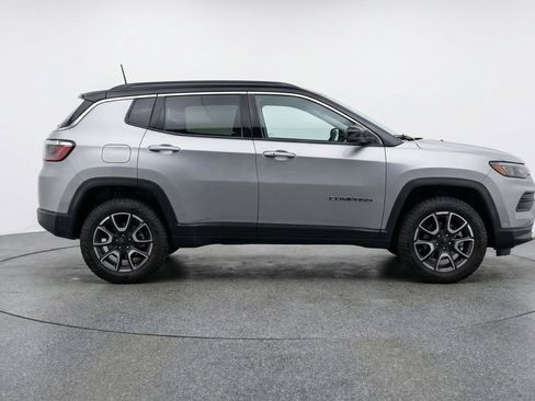 Used 2025 Jeep Compass Trailhawk image 11