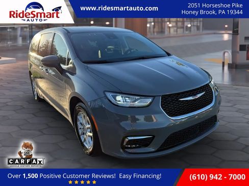 Used 2023 Chrysler Pacifica Touring-L FWD image 1