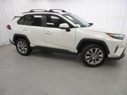 Used 2022 Toyota RAV4 XLE Premium image 10