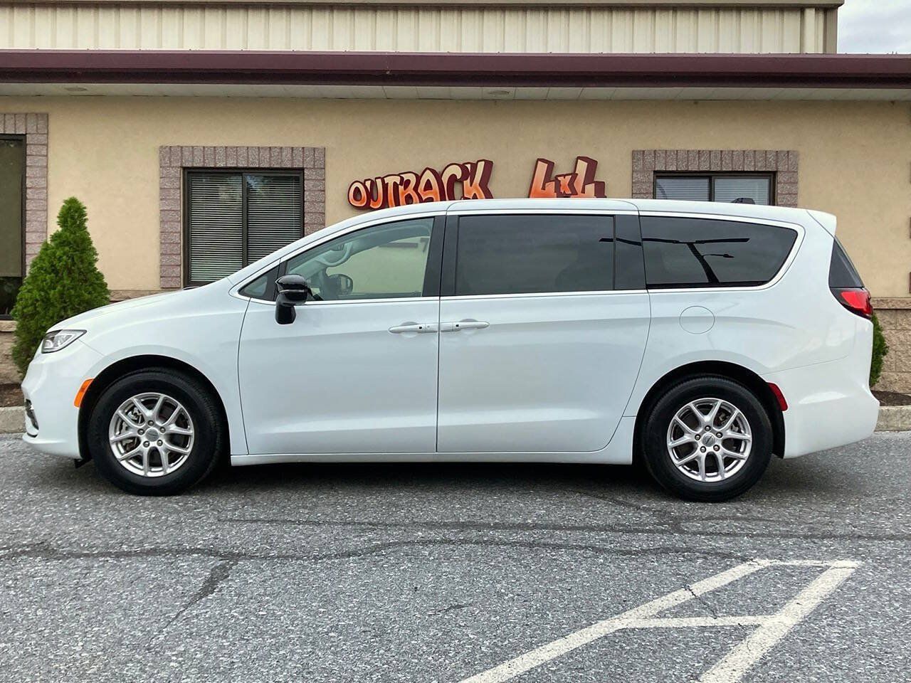 Used 2024 Chrysler Pacifica Touring-L FWD image 40
