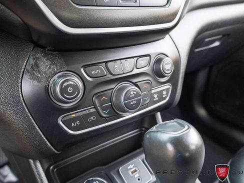 Used 2019 Jeep Cherokee Trailhawk w/ Comfort/Convenience Group AWD/4WD image 30