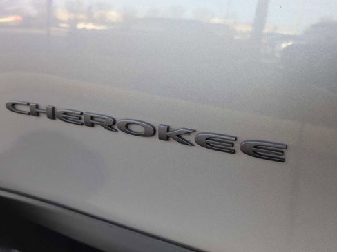 Used 2019 Jeep Cherokee Trailhawk image 13