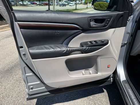 Used 2014 Toyota Highlander Limited FWD image 15