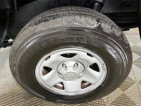 Used 2018 Toyota Tacoma SR image 19