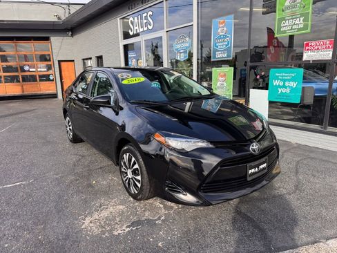 Used 2018 Toyota Corolla LE image 2