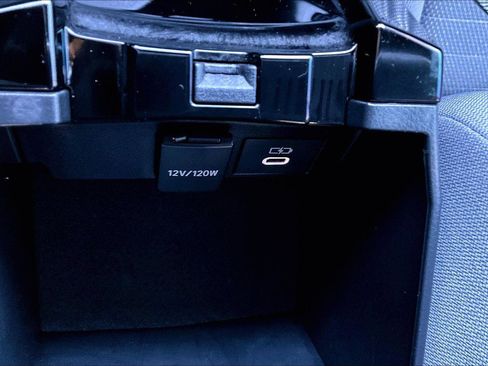 Used 2025 Toyota Corolla SE image 28