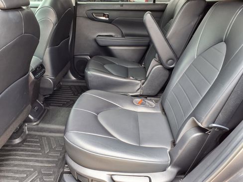 Used 2022 Toyota Highlander XLE FWD image 10