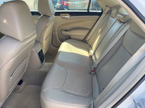 Used 2013 Chrysler 300 RWD image 17