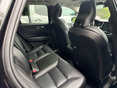 Used 2019 Volvo XC60 T6 Momentum w/ Multimedia Package AWD/4WD image 9