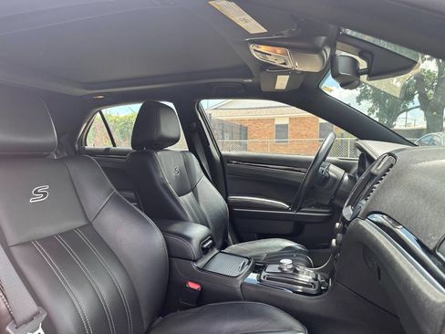 Used 2018 Chrysler 300 S w/ 300S Premium Group RWD image 23