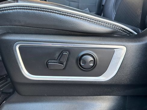 Used 2025 RAM 1500 Laramie AWD/4WD image 12