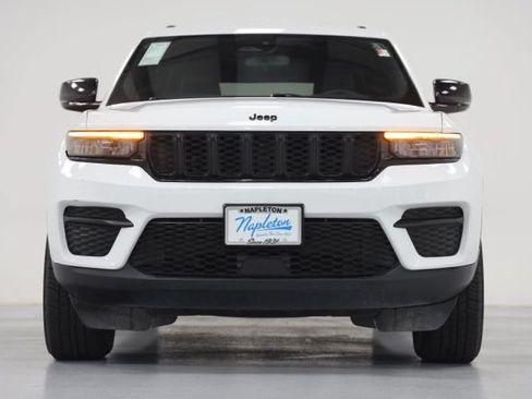 Used 2024 Jeep Grand Cherokee Altitude AWD/4WD image 2