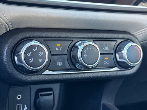 Used 2020 Nissan Versa SV image 17