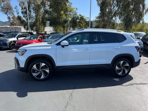 Used 2025 Volkswagen Taos SE AWD/4WD image 7
