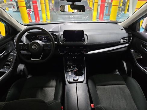 Used 2024 Nissan Rogue SV image 4