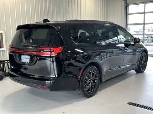 Used 2025 Chrysler Pacifica Limited FWD image 3