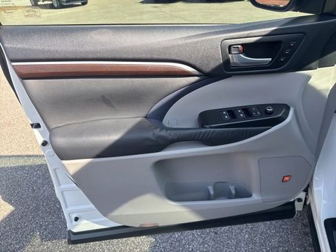 Used 2014 Toyota Highlander Limited image 24