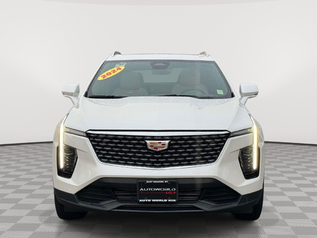 Used 2024 Cadillac XT4 Luxury w/ Cold Weather Package FWD image 2