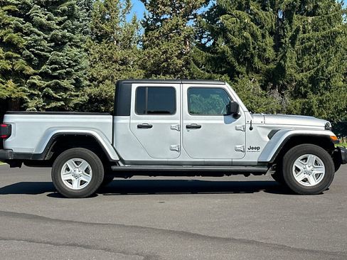 Used 2023 Jeep Gladiator Sport AWD/4WD image 3