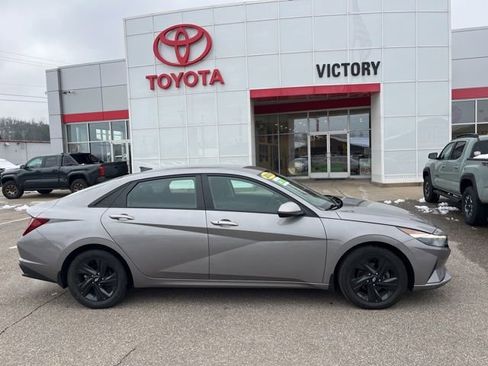 Used 2023 Hyundai Elantra SEL image 3