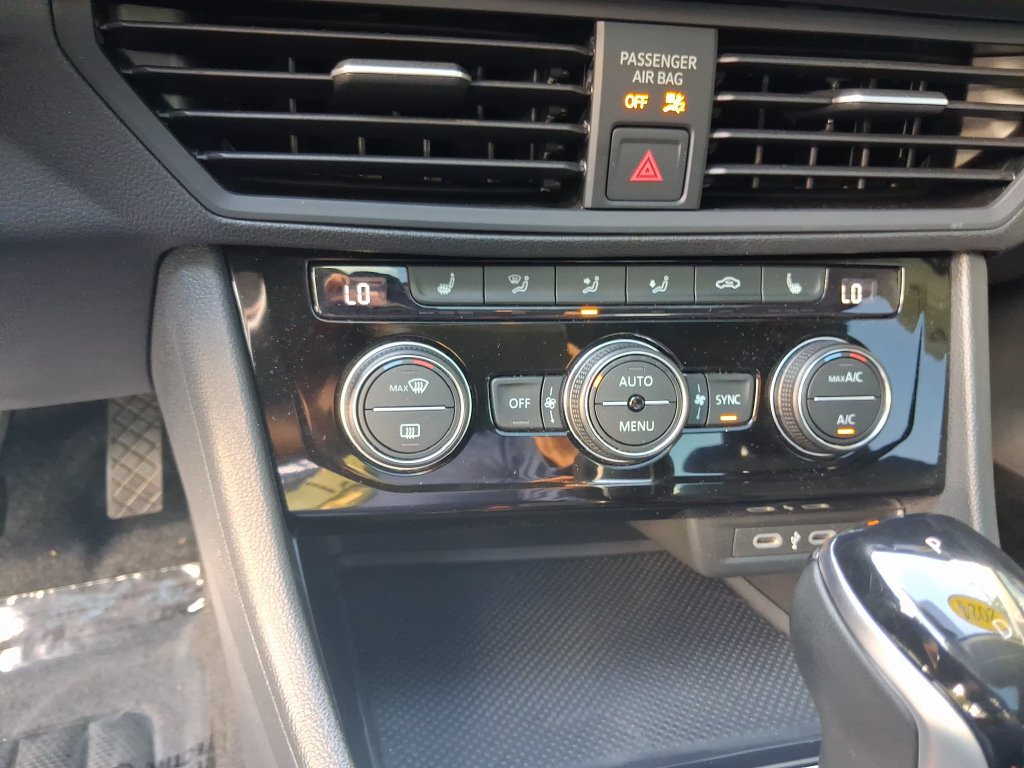 Certified 2024 Volkswagen Jetta SE w/ Panoramic Sunroof Package FWD image 24