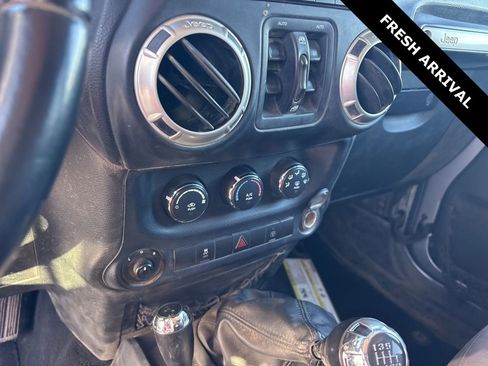 Used 2018 Jeep Wrangler Unlimited Rubicon w/ Connectivity Group image 8