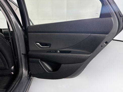 Used 2025 Hyundai Elantra Limited FWD image 31