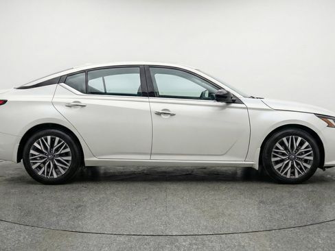 Used 2025 Nissan Altima 2.5 SV image 8