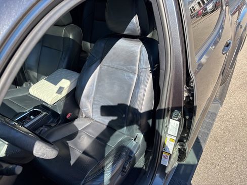 Used 2019 Toyota Tacoma TRD Sport image 2