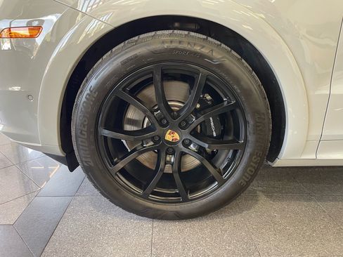 Used 2025 Porsche Cayenne GTS AWD/4WD image 21