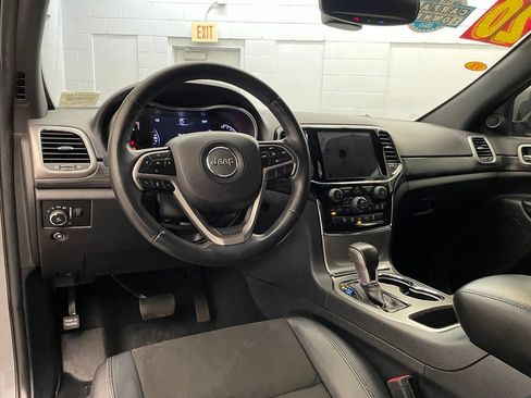 Used 2020 Jeep Grand Cherokee Altitude RWD image 11