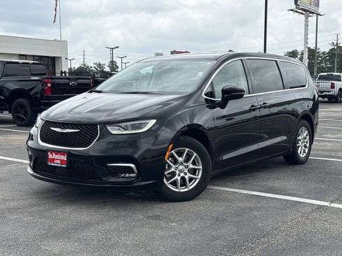 Used 2024 Chrysler Pacifica Touring-L FWD image 1