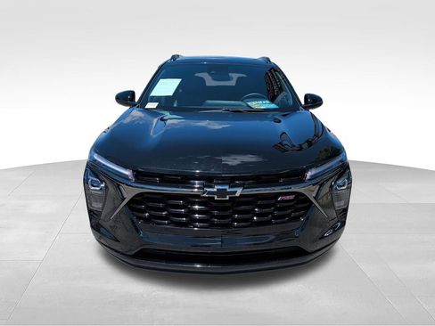 Used 2025 Chevrolet Trax RS FWD image 2