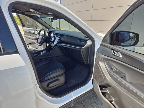 Used 2024 Jeep Grand Cherokee Altitude AWD/4WD image 19