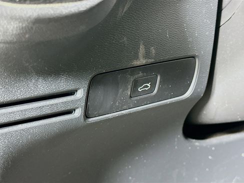Used 2023 Volvo XC40 B4 Plus FWD image 17