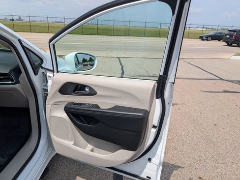 Used 2022 Chrysler Pacifica Touring-L FWD image 4