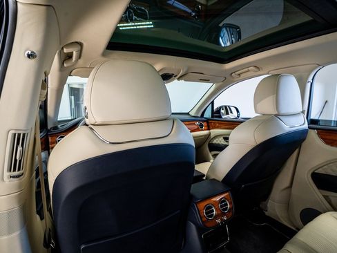 Used 2021 Bentley Bentayga image 58