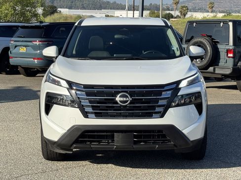 Used 2024 Nissan Rogue SV image 2